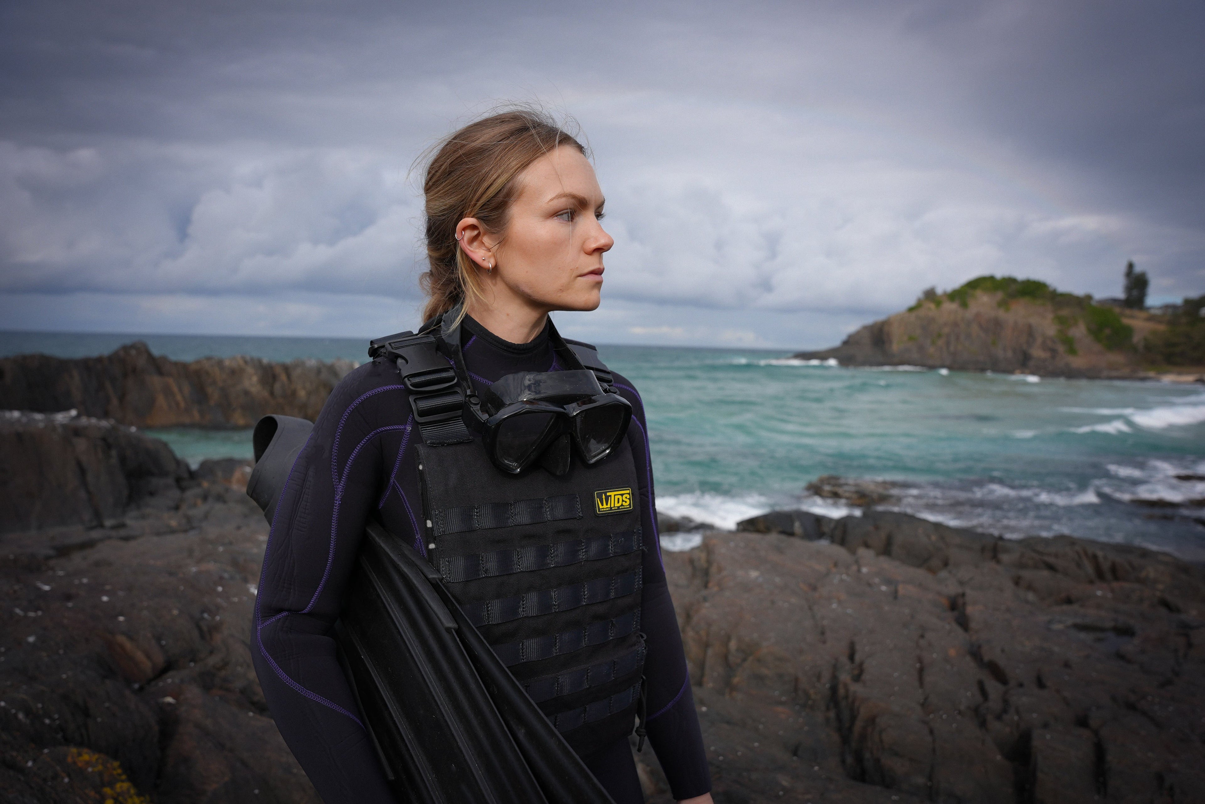 tds-weight-vest-freediving-on-rocks